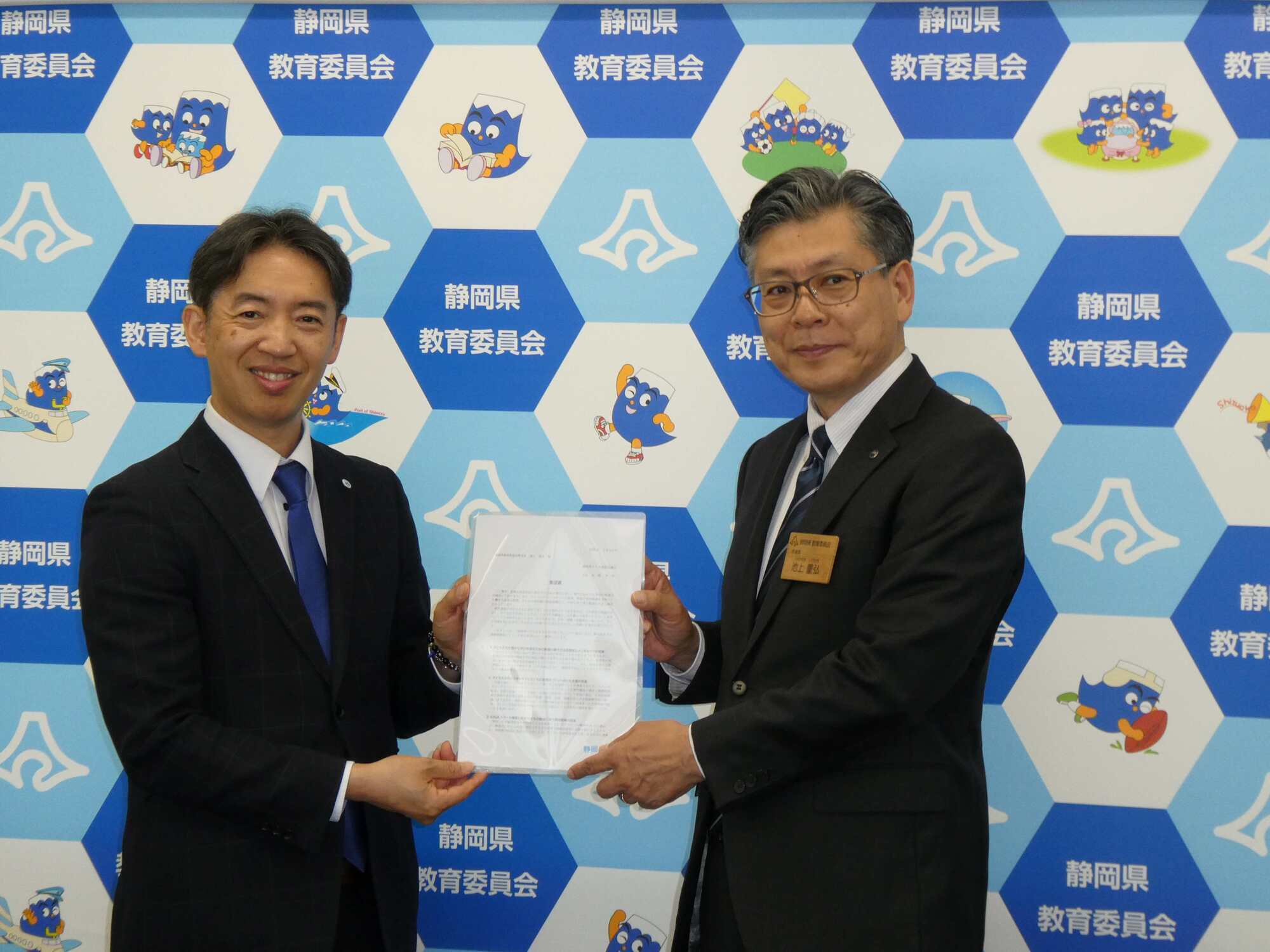 池上重弘静岡県教育長に対して要望書を提出いたしました。