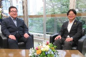 静教組赤池中央執行委員長と、宮下会長との対談